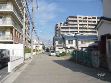 周辺の街並み（マンションと一戸建てが混在しています）