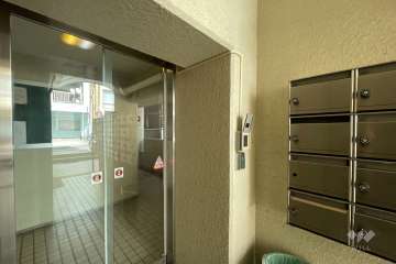 エントランスはオートロック付きです。