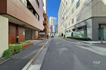 敷地北側の前面道路（東側から）