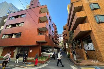 敷地西側の前面道路（北側から）