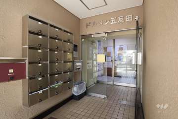 エントランスはオートロック付きです。