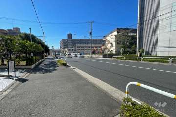 敷地北側の前面道路（東側から）