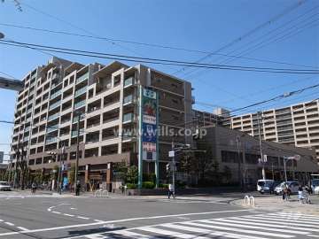 フレアージュ塚口の外観（北東側から）　敷地の北東側は交差点に面しています。