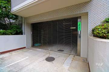 駐車場の出入り口（リングシャッター付き）