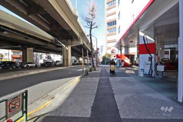 敷地西側は、都道2号や首都高速2号線に面しています。