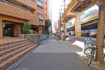 敷地西側の前面道路（南側から）