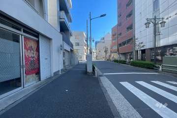 敷地南側の前面道路（西側から）