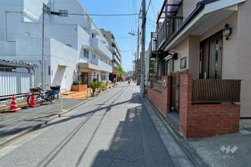 敷地西側の前面道路