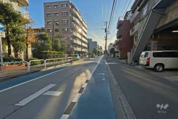 敷地北西側の前面道路（北東側から）
