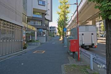 敷地の東側前面道路は北品川四谷線です。（南側から）