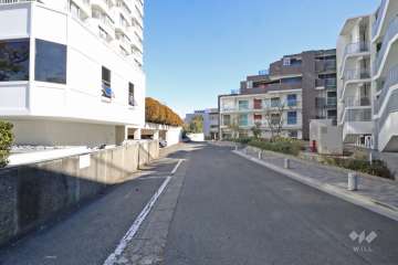 敷地南東側の前面道路(側から)