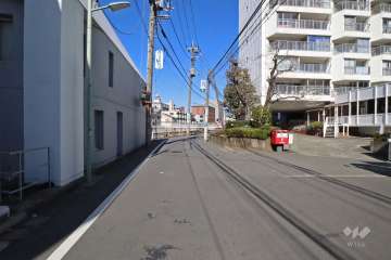 敷地西側の前面道路(側から)