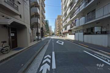 敷地北側の前面道路（東側から）