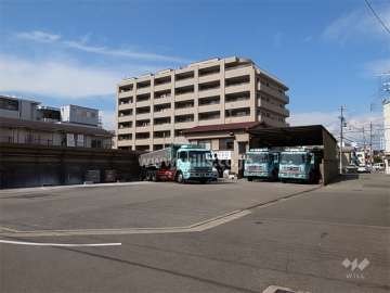 周辺は一戸建てとマンションが混在する静かな住宅地です。