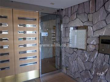 エントランスはオートロック付きです。