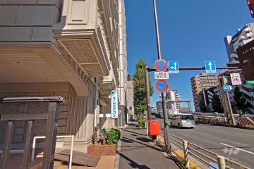 敷地西側の前面道路（南側から）