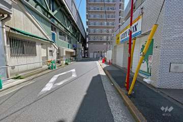敷地東側の前面道路（北側から）から駅まで徒歩1分です。