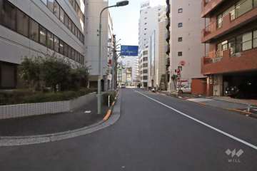 敷地北東側の前面道路(北西側から)