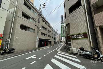 敷地南側の前面道路（西側から）