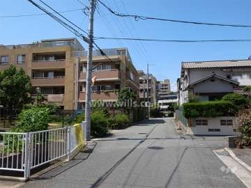 周辺は庄下川に近い、マンションと一戸建てが混在する静かな住宅地です。