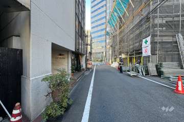 敷地の東側前面道路（北側から）