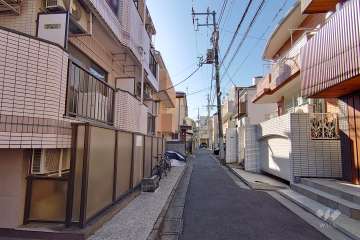 敷地の西側前面道路（北側から）