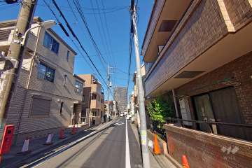 敷地の西側前面道路（南側から）