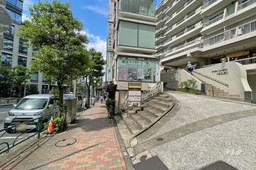 敷地南側の前面道路（東側から）