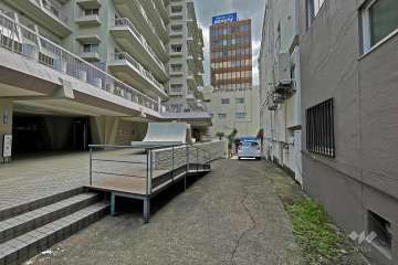 敷地南側の前面道路（西側から）