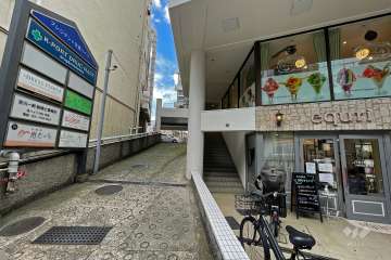 周辺は住宅の他、店舗や事務所などが混在する街です。