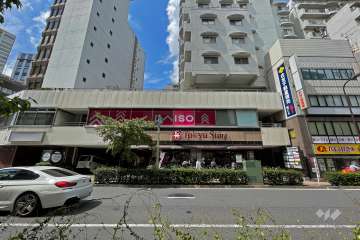 周辺は住宅の他、店舗や事務所などが混在する街です。