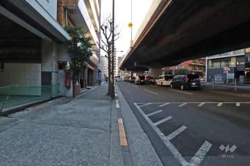 敷地西側の前面道路（北側から）