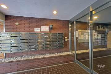 エントランスはオートロック付きです。（夜間のみ）