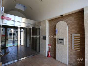 エントランスはオートロック付き。天井はドーム天井になっています。