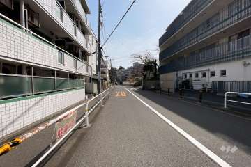 敷地南側の前面道路（西側から）