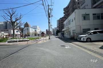 敷地北東側の前面道路（西側から）