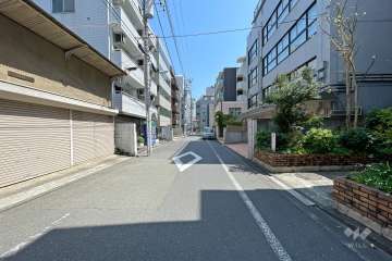 敷地北側の前面道路（西側から）