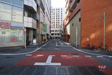 敷地東側の前面道路(北側から)