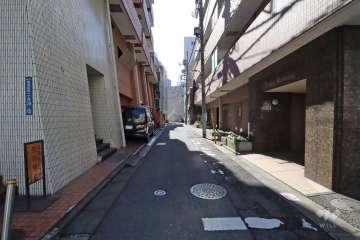 敷地西側の前面道路(南側から)