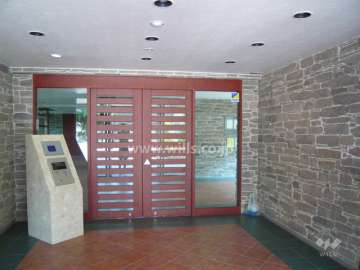 エントランスはオートロック付きです。