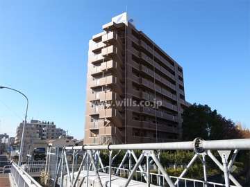 庄下川沿いに建っています。