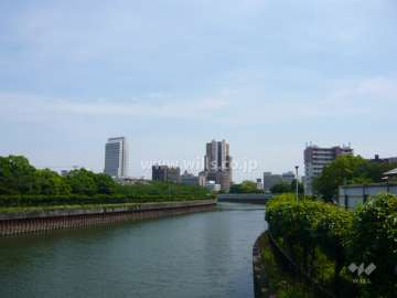ゆるやかに流れる庄下川