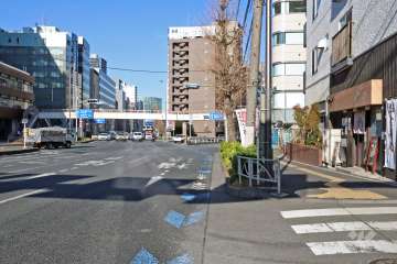 敷地の西側道路は国道1号線です(南側から)。