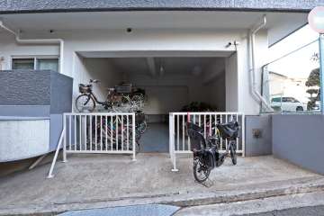 屋内に設けられた駐輪場（敷地南東側）