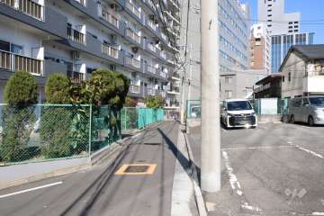 敷地東側前面道路(南側から)