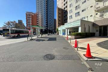敷地東側の前面道路（北側から）