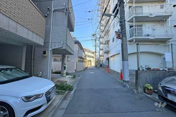 敷地北側の前面道路（西側から）