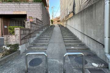 敷地北東側の前面道路