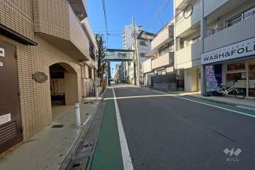 敷地北側の前面道路（東側から）