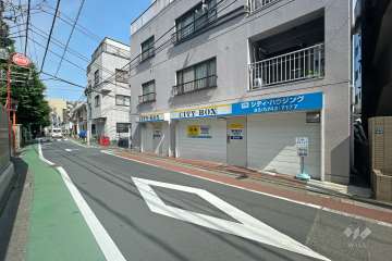 敷地南側の前面道路（東側から）